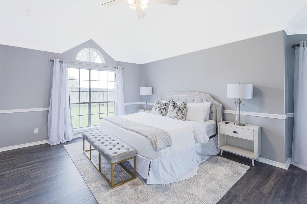 Recharge and relax in this spacious room with a luxurious queen-size bed, ideal for a couple seeking a tranquil escape.