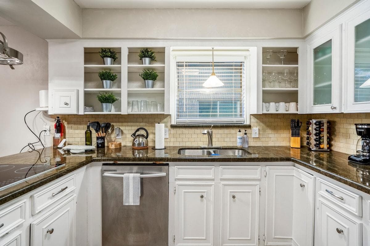 From gourmet dinners to quick snacks, this kitchen has everything you need